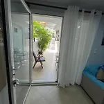 Andres House 폴리크로노
